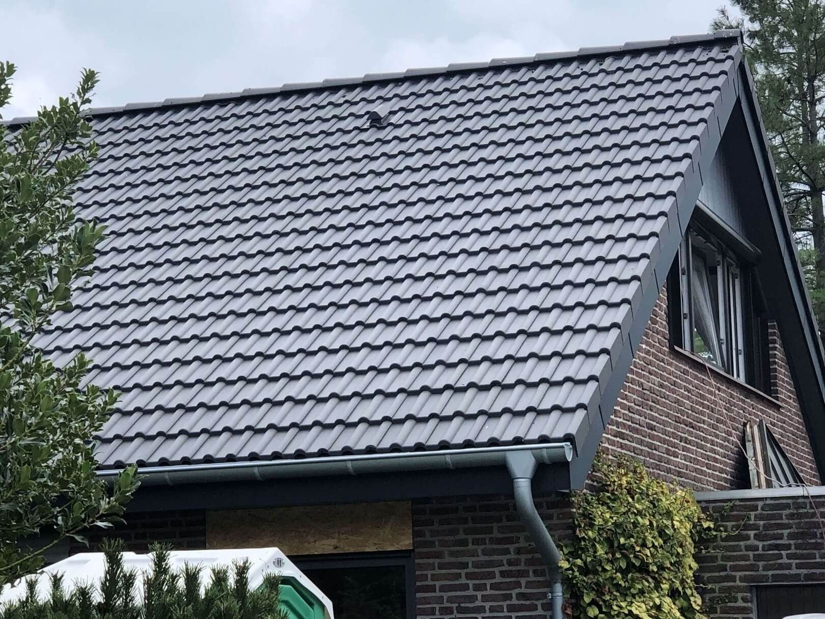 Ein graues Dach auf einem geklinkerten Haus