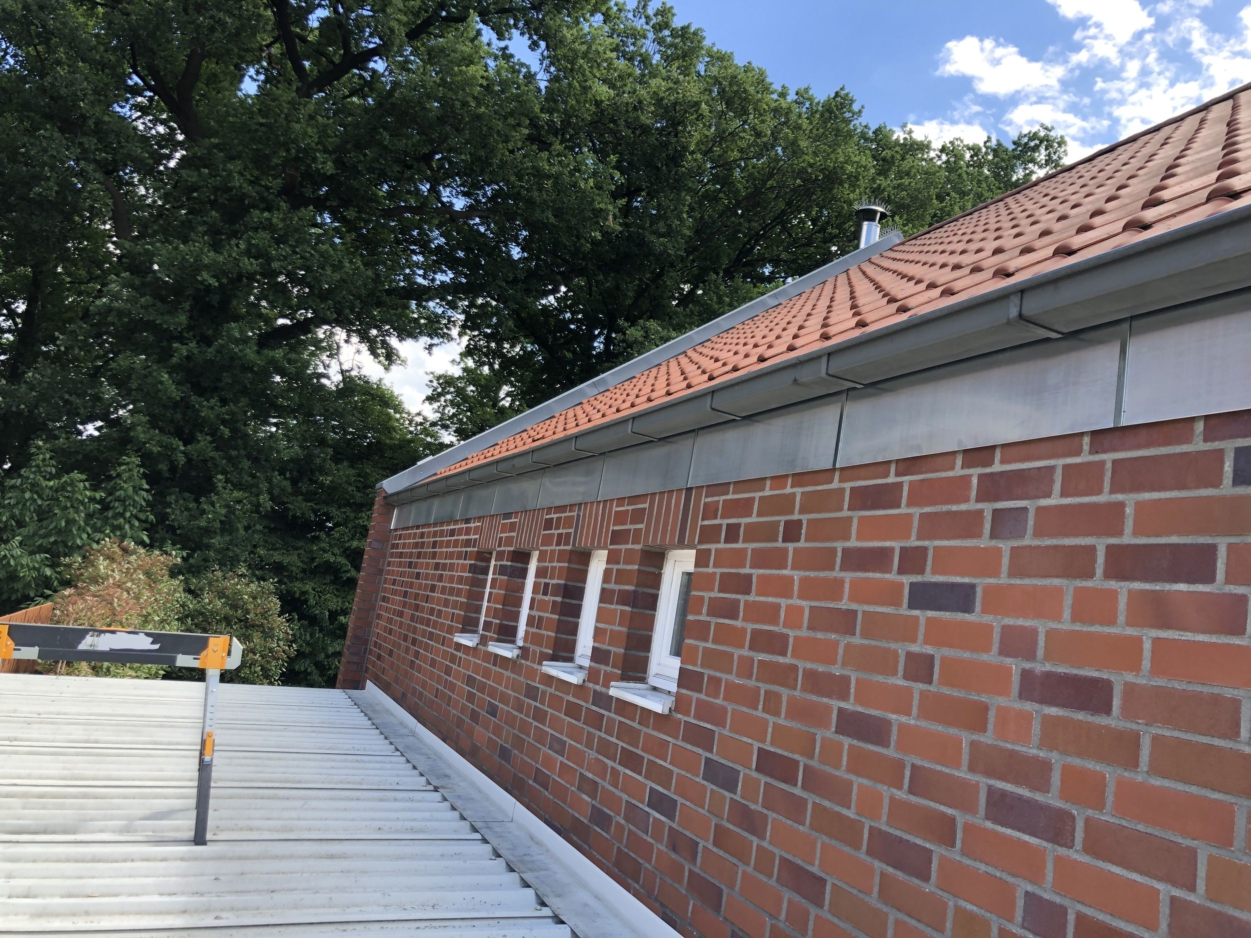 rot geklinkertes Haus mit vier kleinen Fenstern