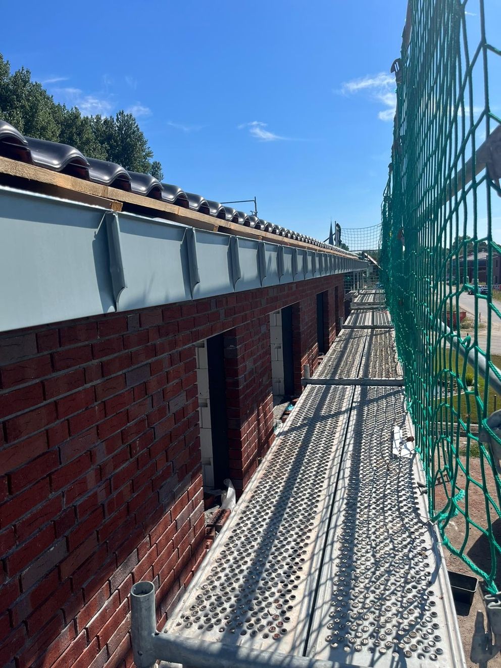 rot geklinkertes Haus mit einem Gerüst