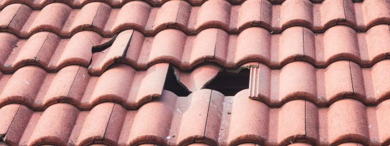 Dach mit kaputten Ziegeln