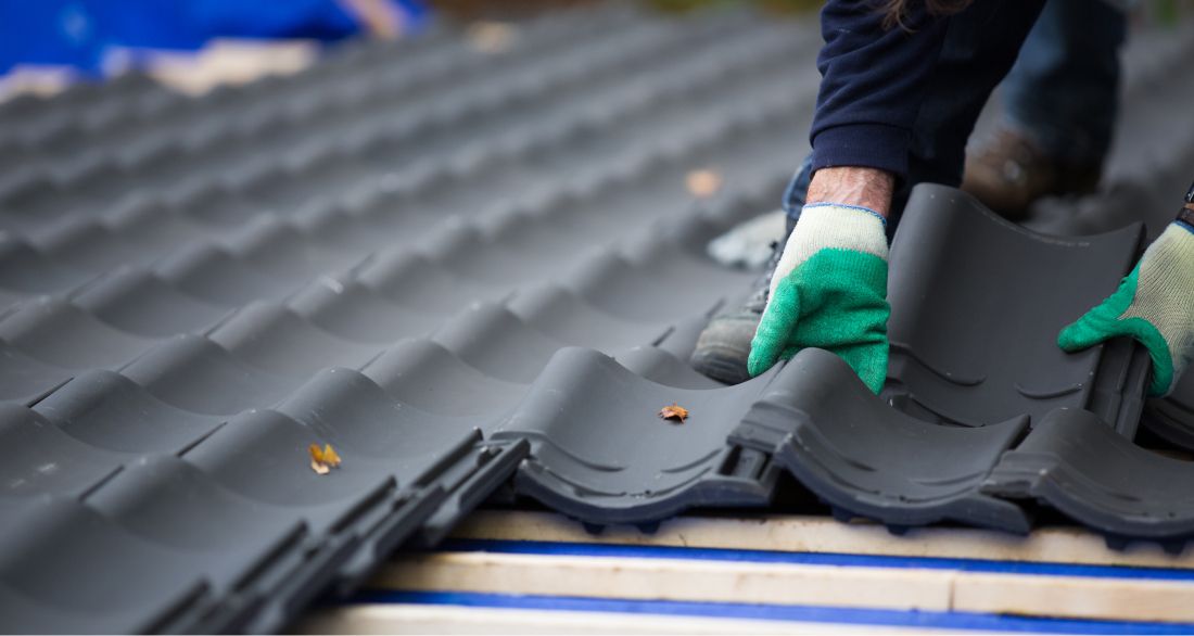 Dachziegel werden verlegt